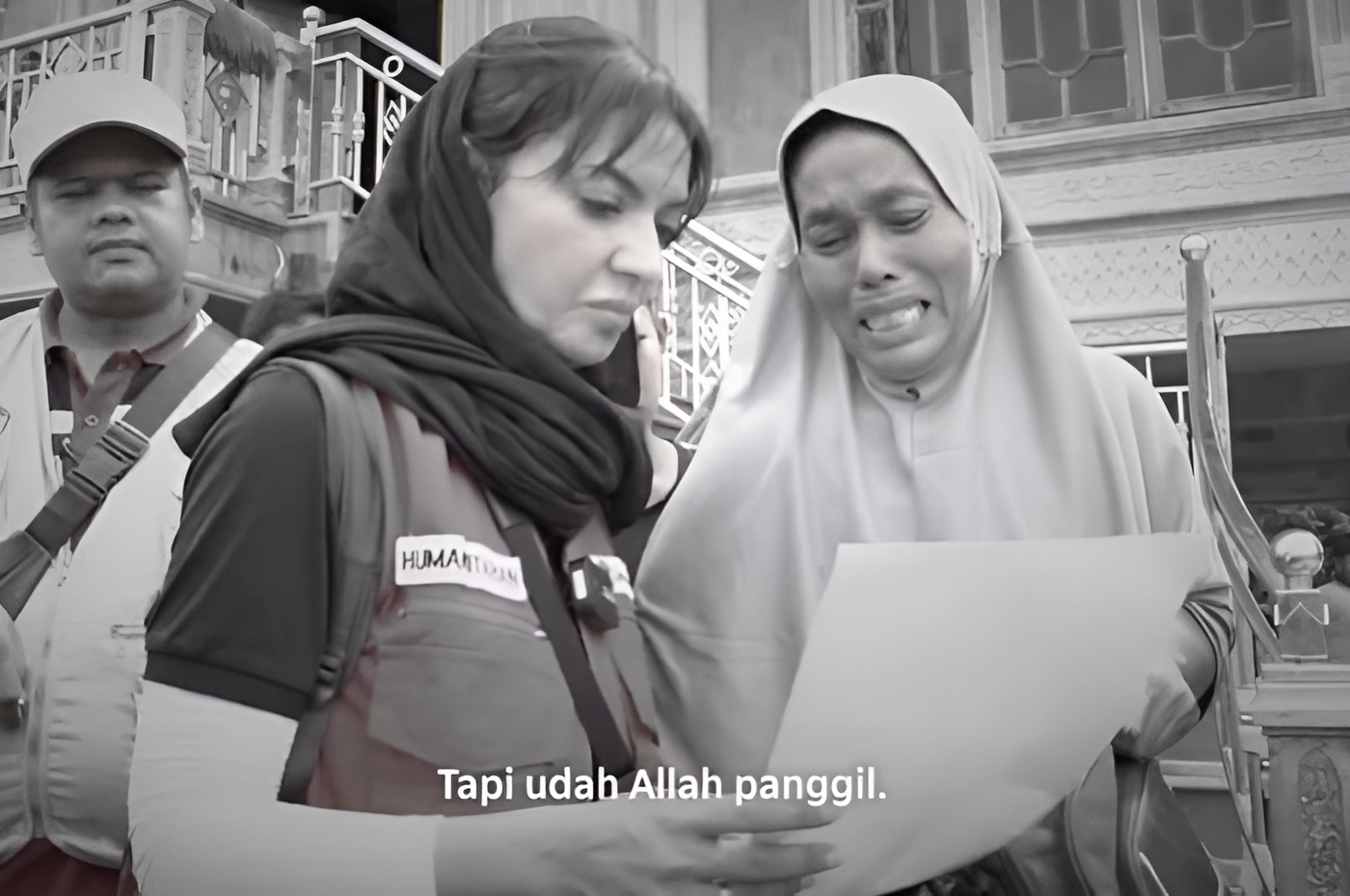Menyoroti kisah pilu yang disampaikan korban bencana di Aceh, tentang keluarganya yang hanyut diterjang luapan banjir bandang.