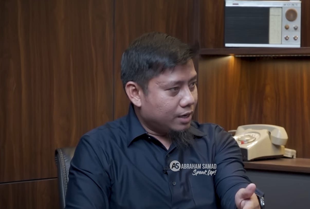 Eks penyelidik KPK menyebut kemungkinan adanya praktik pembalakan liar hingga korupsi di Sumatera.