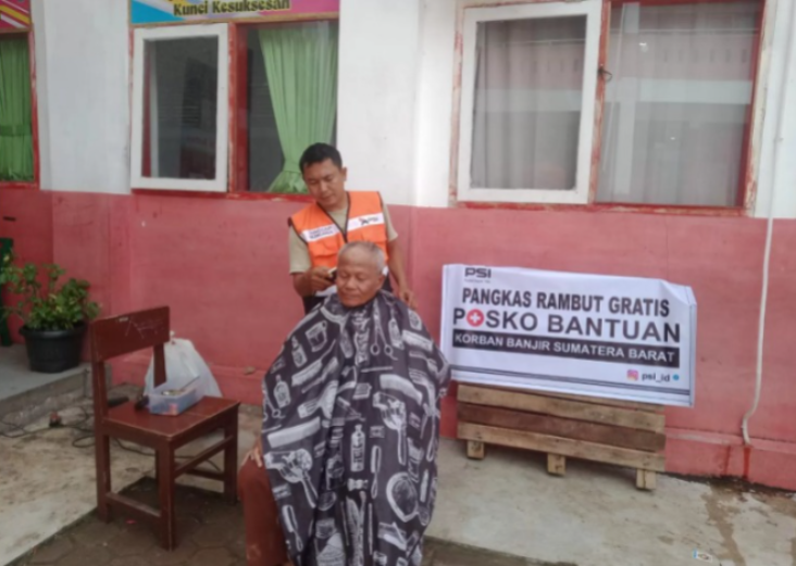 Penyintas bencana banjir bandang di Kota Padang mendapat layanan potoong rambut gratis dari relawan. (Dok. PSI)