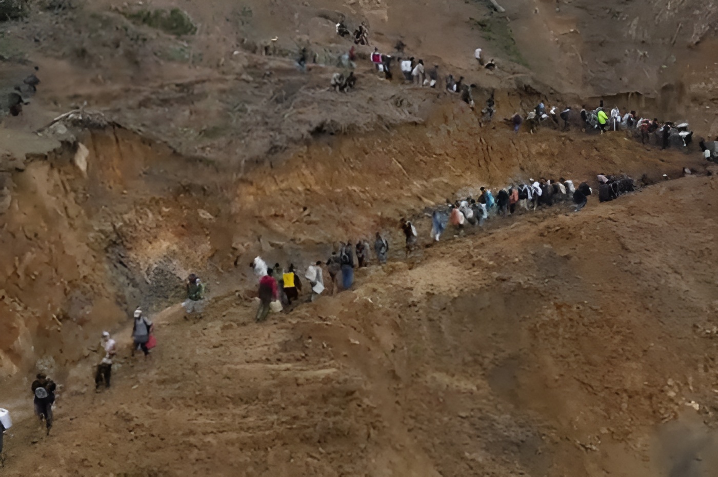 Menyoroti kisah korban bencana banjir bandang di Aceh Utara yang berjalan kaki puluhan kilometer demi mendapatkan bantuan.