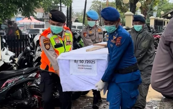 Proses pemakaman massal 24 jenazah korban bencana di Sumbar yang belum teridentifikasi. Polda Sumbar sudah mengambil DNA puluhan jenazah itu untuk dicocokan dengan masyarakat yang merasa kehilangan.
