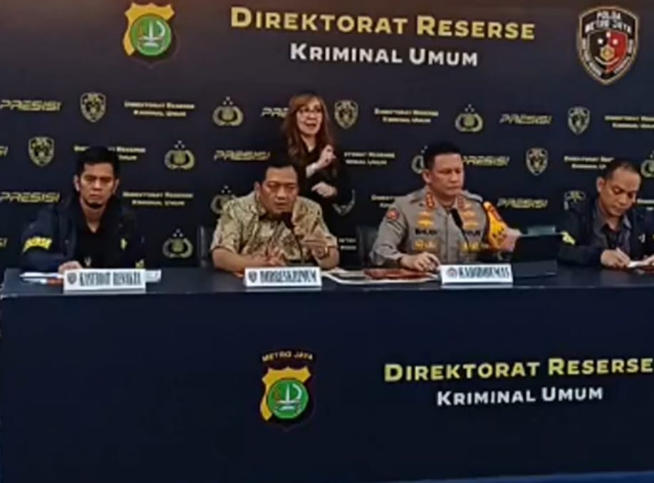 Direskrimum Polda Metro Jaya Kombes Pol Iman Imanuddin (tengah kiri) mengungkap kasus dugaan penipuan WO Ayu Puspita. (Dok Polri)