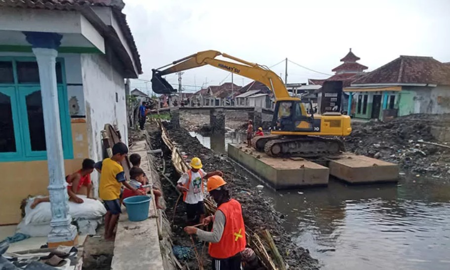 PENGERUKAN: Kegiatan normalisasi salah satu sungai di wilayah Kabupaten Pasuruan. Langkah ini dilakukan, untuk mengatasi persoalan banjir yang kerap melanda, imbas luberan air sungai.