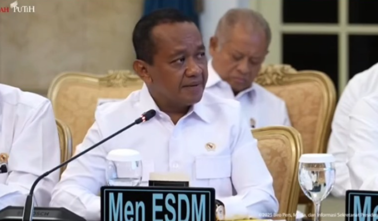 Menteri Energi dan Sumber Daya Mineral  (ESDM) Bahlil Lahadalia saat sidang kabinet di Istana Negara, Jakarta, Senin (15/12/2025).