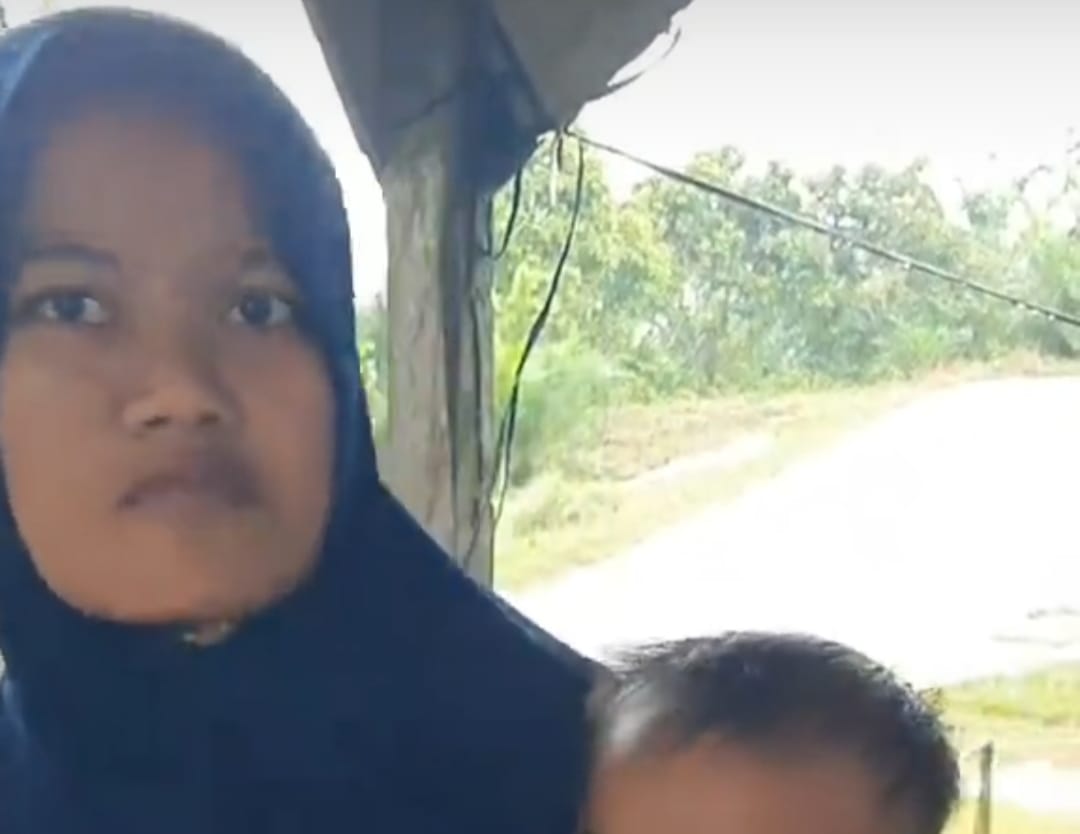 Tangkapan layar seorang istri yang belum mengetahui keberadaan suaminya sejak bencana banjir di Aceh hingga kini anaknya mulai sakit-sakitan.