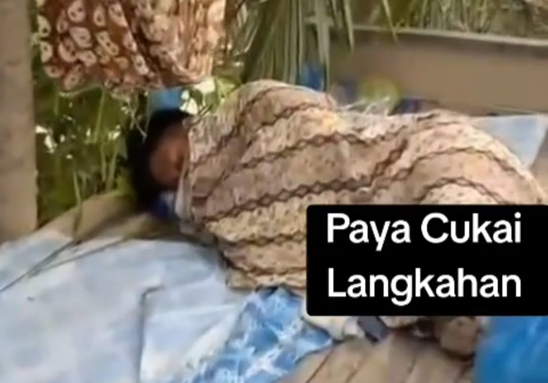 Tangkapan layar seorang warga dari desa Paya Cukai, Kecamatan Langkahan, Aceh Utara yang tengah sakit dan terpaksa tidur di luar karena minimnya bantuan.