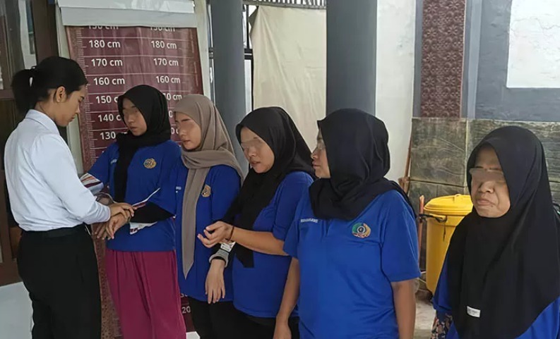 OVERLOAD: Lima warga binaan perempuan Rutan Bangil yang akan dipindah. Hal ini untuk mengurangi penghuni rutan yang kian overload.