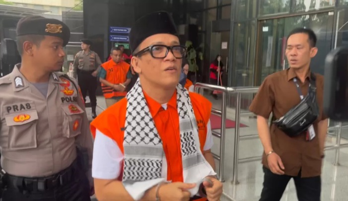 Mantan Wakil Menteri Ketenagakerjaan (Wamenaker), Immanuel Ebenezer alias Noel, berpenampilan nyentrik saat perkaranya P21.