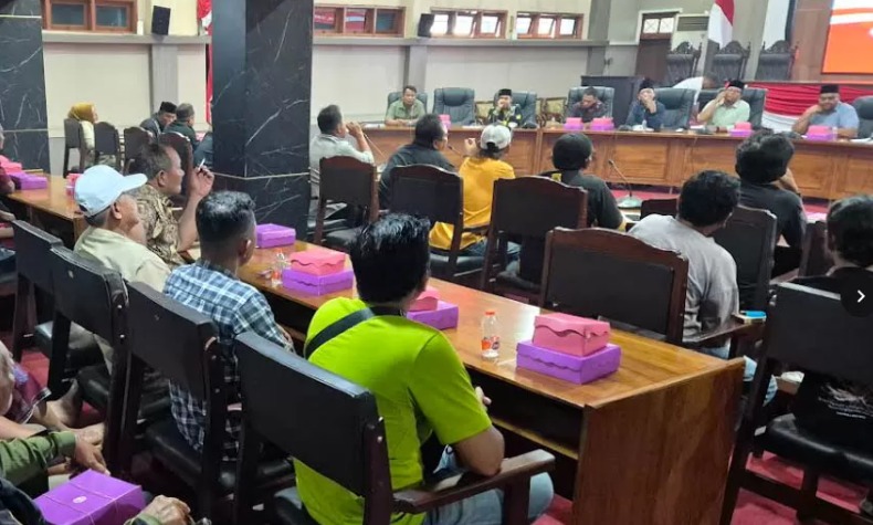 TAMPUNG ASPIRASI: Pimpinan DPRD termasuk Wakil Ketua 2 Muhammad Gatot Adidoyo saat menemui PKL di gedung DPRD.