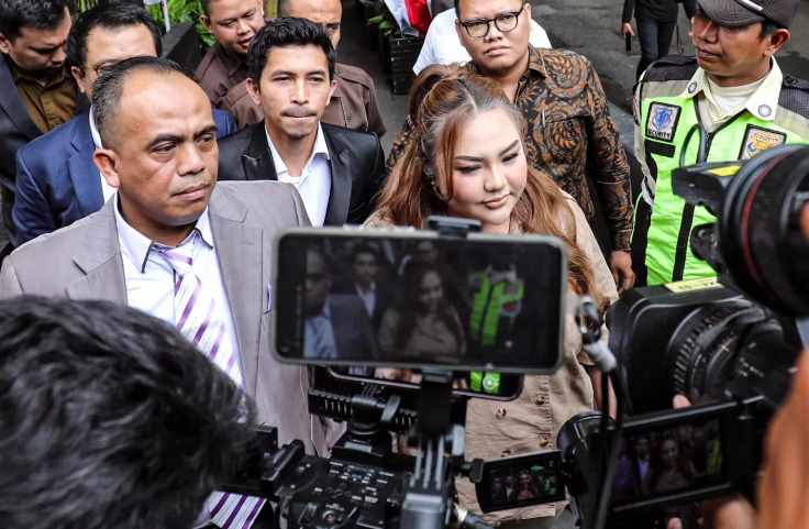 Selebgram Lisa Mariana (LM) mendatangi gedung Merah Putih KPK di Jakarta, Jumat (22/8/2025). Lisa diperiksa sebagai saksi kasus dugaan rasuah terkait pengadaan iklan di PT Bank BJB.