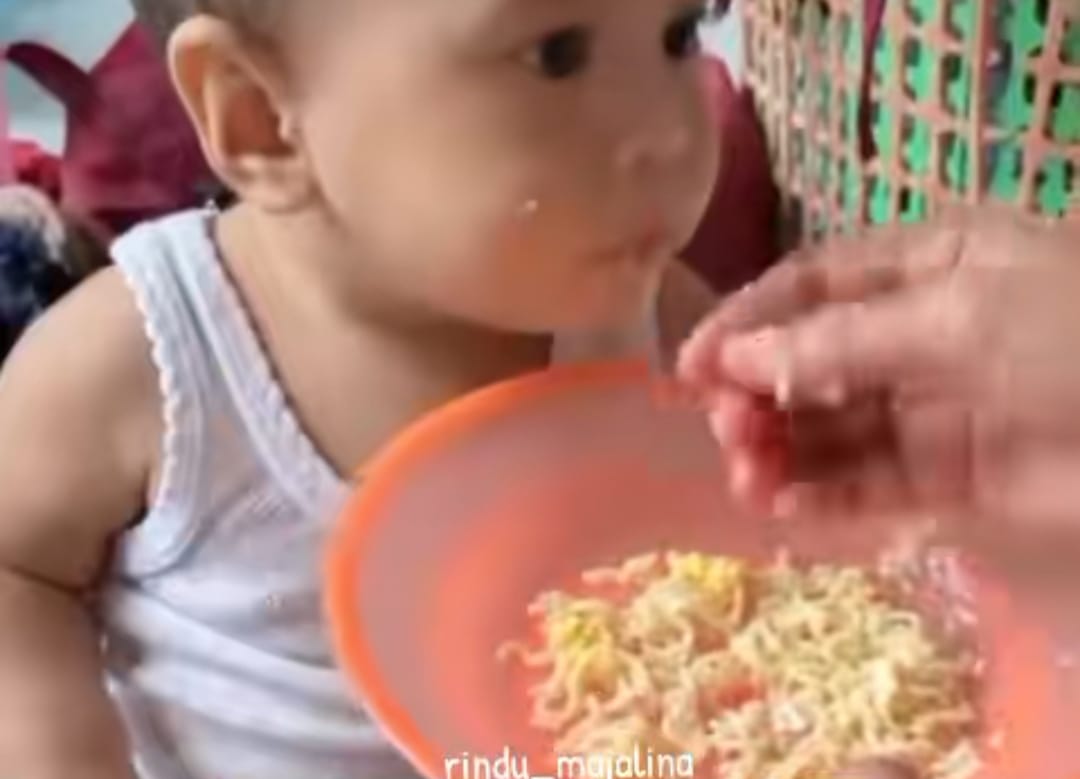 Tangkapan layar saat seorang ibu korban banjir di Aceh Tamiang terpaksa memberi mi instan anaknya selama 11 hari berturut-turut karena bahan makanan yang terbatas. (TikTok/rindumajalina)