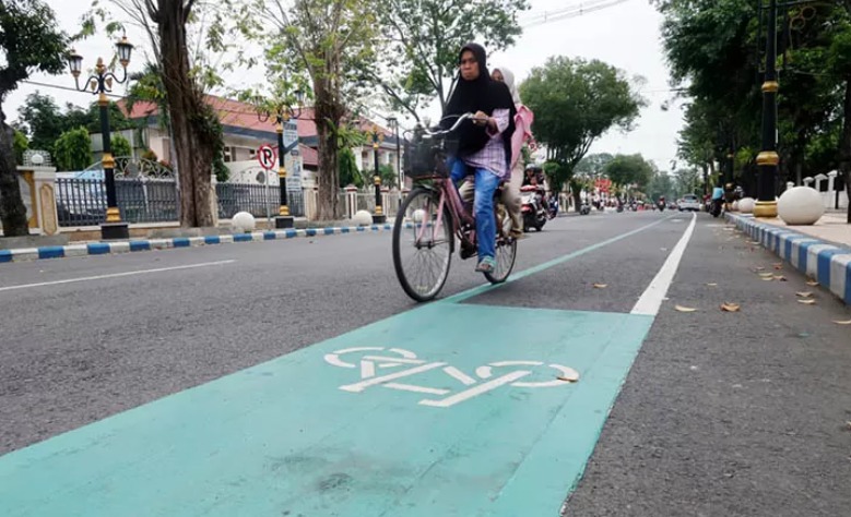 JALUR KHUSUS: Keberadaan jalur sepeda yang disiapkan oleh Pemkot Pasuruan. Sejauh ini, penambahan jalur sepeda masih butuh kajian.