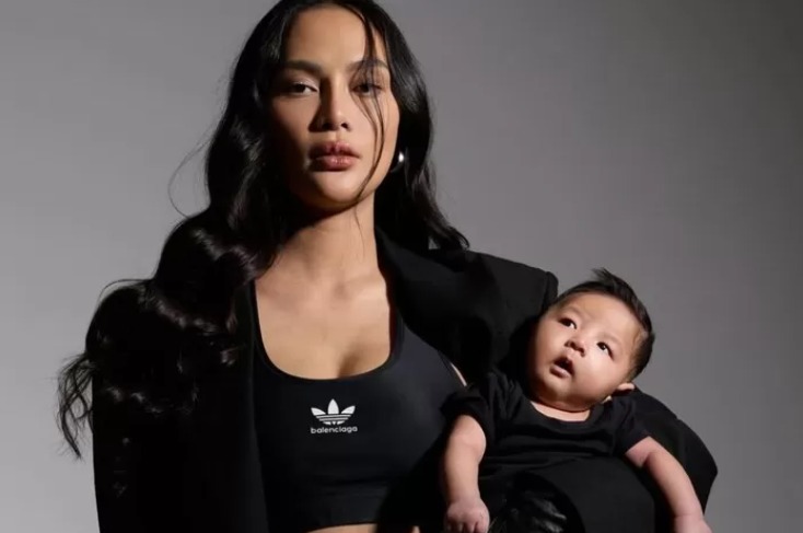 Erika Carlina dan anaknya, Andrew.