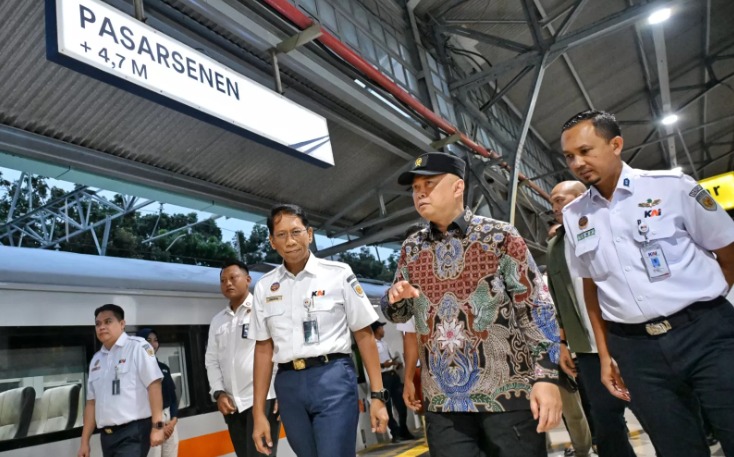 Menhub Dudy Purwagandhi memastikan kelancaran arus mudik moda kereta api dan jalan tol.