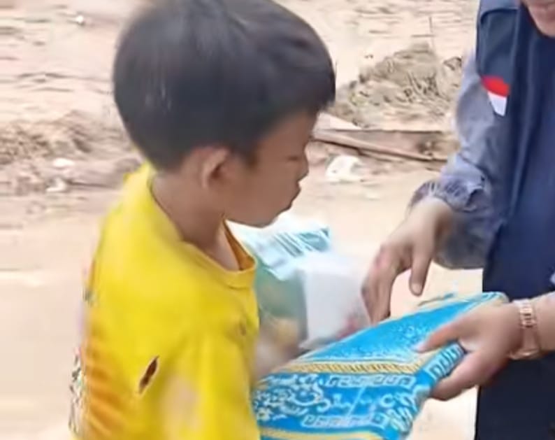 Tangkapan layar seorang anak yang meminta sajadah untuk ibunya.