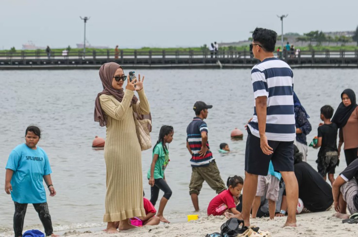 Sejumlah wisatawan memadati pantai Ancol Taman Impian saat libur Natal di Jakarta Utara.