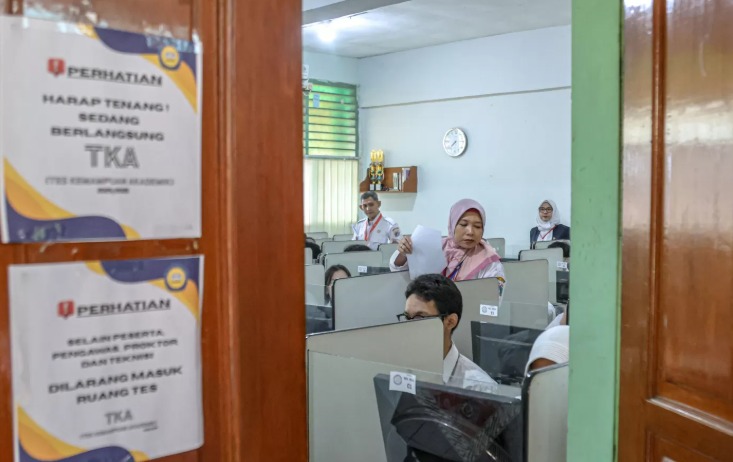 Sejumlah siswa kelas XII mengikuti Tes Kemampuan Akademik (TKA) di SMA 70 Jakarta.