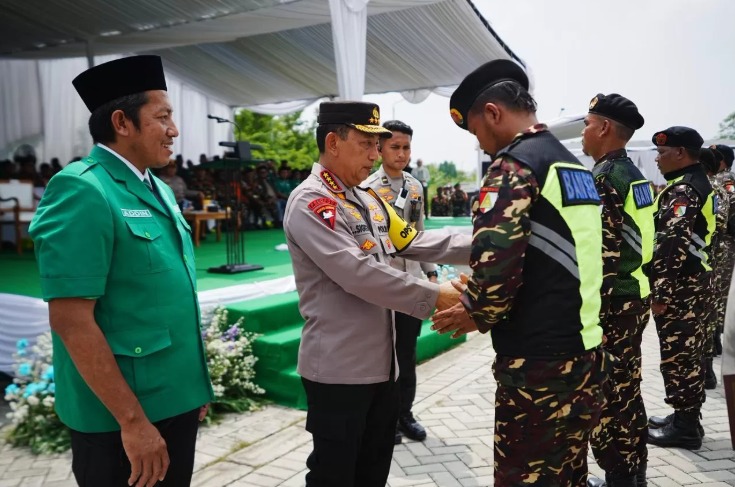 Kapolri Jenderal Polisi Listyo Sigit Prabowo di apel Kebangsaan Banser Pengamanan Natal 2025 dan Tahun Baru 2026 di Cirebon.
