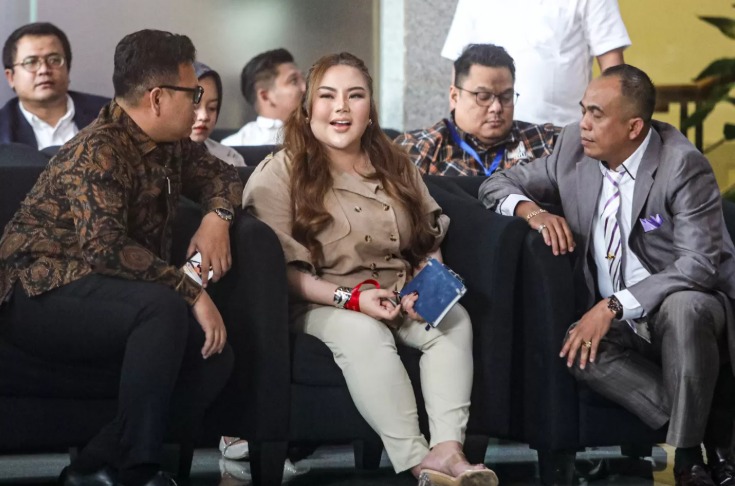 Selebgram Lisa Mariana (LM) mendatangi gedung Merah Putih KPK di Jakarta, Jumat (22/8/2025). Lisa diperiksa sebagai saksi kasus dugaan rasuah terkait pengadaan iklan di PT Bank BJB.