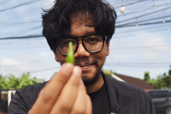 Menyoroti pernyataan influencer, Ferry Irwandi terkait gelondongan kayu yang terbawa arus banjir bandang di Sumatera.