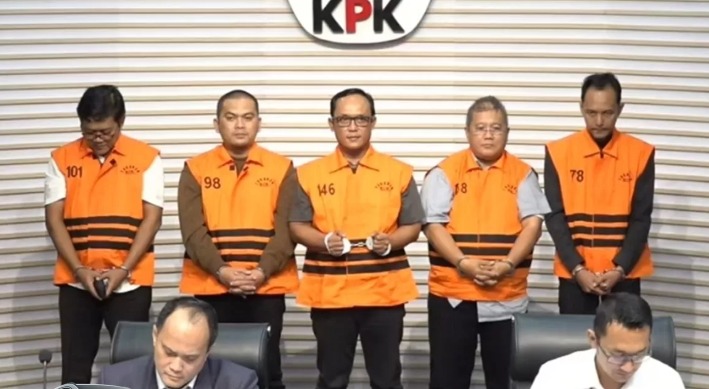 KPK resmi menetapkan Bupati Lampung Tengah Ardito Wijaya bersama empat orang lainnya sebagai tersangka, kasus dugaan korupsi penerimaan hadiah/janji terkait pengadaan barang/jasa.