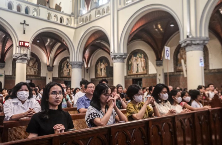 Umat katolik melaksanakan Misa Malam Natal di Gereja Katedral, Jakarta, Rabu (24/12/2025).
