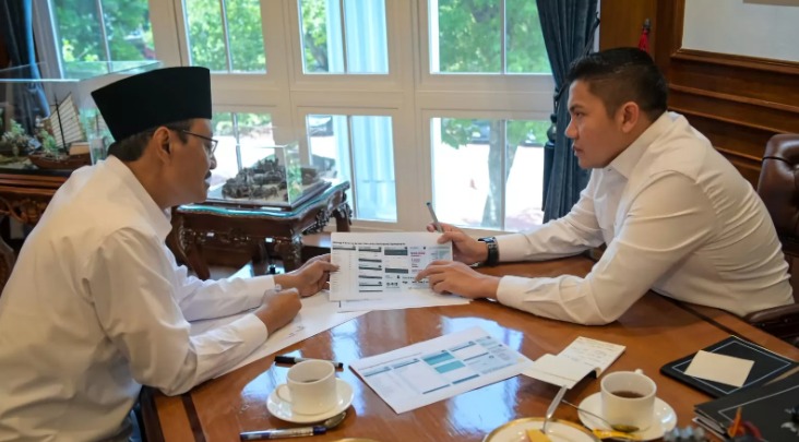 Seskab Letkol TNI Teddy Indra Wijaya bersama Mensos Saifullah Yusuf membahas soal bantuan bagia keluarga terdampak bencana Sumatera di Kantor Sekretariat Kabinet, Jakarta Pusat, Rabu (24/12). (Ist)