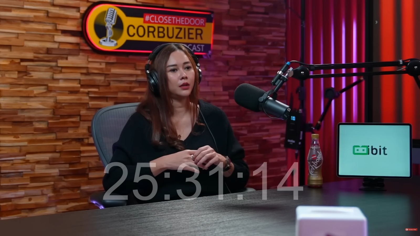 Aura Kasih saat menjadi bintang tamu di podcast Deddy Corbuzier