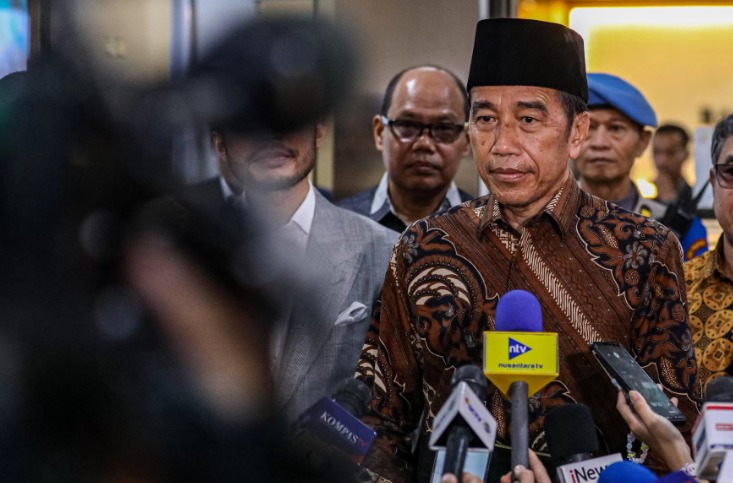 Presiden ketujuh Joko Widodo memberikan keterangan pada awak media di depan Gedung Bareskrim Mabes Polri, Jakarta, Selasa (20/5/2025).