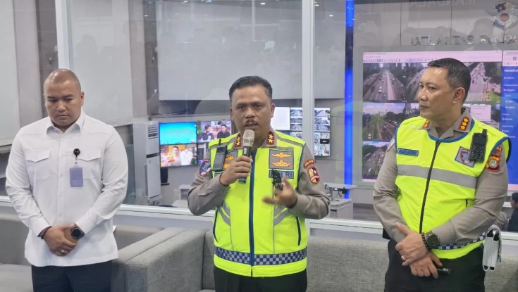 Kakorlantas Polri Irjen Pol Agus Suryonugroho (tengah).