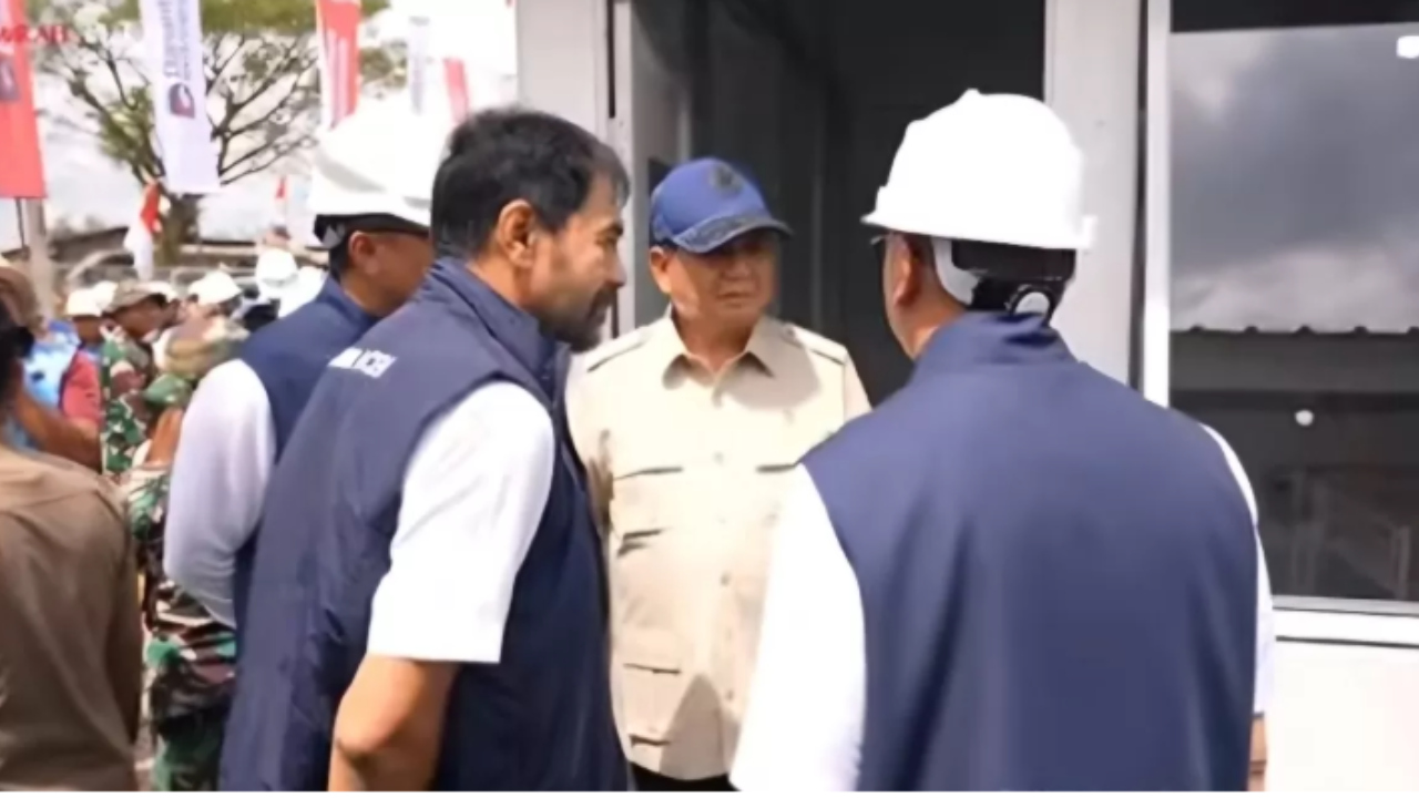 Presiden Prabowo Subianto (tengah), didampingi Gubernur Aceh Muzakif Manaf , meninjau pemulihan di Aceh Tamiang.