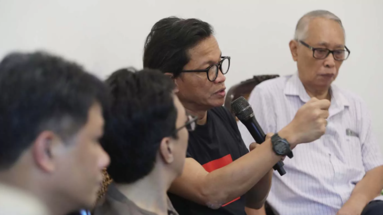 Direktur Amnesty International Indonesia, Usman Hamid memberikan pandangannya saat diskusi publik terkait karya pelukis Yos Suprapto diturunkan dari ruang pamer Galeri Nasional, Jakarta.