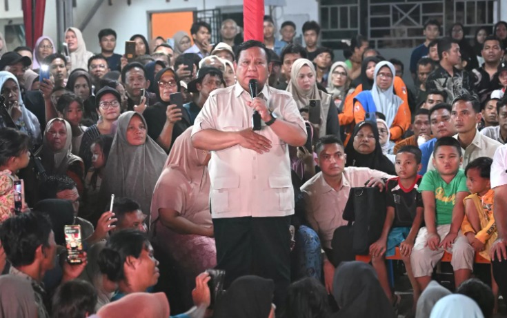 Presiden Prabowo Subianto merayakan tahun baru besama warga terdampak bencana di Tapanuli Utara, Sumut, Rabu (31/12/2025).