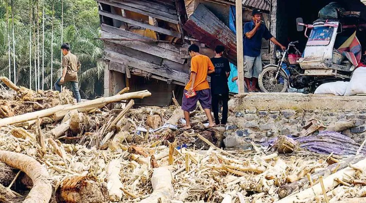 MENCARI YANG TERSISA: Penduduk Desa Aek Garoga, Tapanuli Selatan, Sumut, mengais sisa barang di rumah yang diterjang banjir, Kamis (4/12).