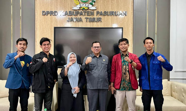 Perwakilan Badan Eksekutif Mahasiswa (BEM) Pasuruan Raya saat ditemuyi Ketua DPRD Kaupaten Pasuruan Samsul Hidayat (tengah).