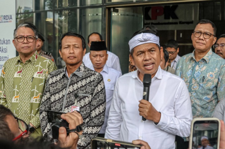 Direktur Koordinasi dan Supervisi Wilayah II KPK Bahtiar Ujang Purnama (kiri) bersama Gubernur Jawa Barat Dedi Mulyadi menjawab pertanyaan media di Gedung Merah Putih KPK, Jakarta, Kamis (11/12/2025).