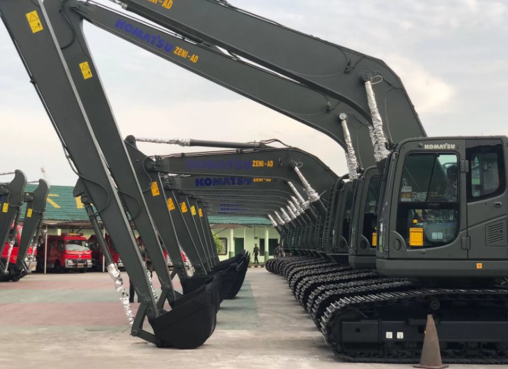 Puluhan alat berat dikirim oleh TNI AD dari Jakarta ke Sumatera untuk membersihkan material sisa longsor dan banjir bandang.