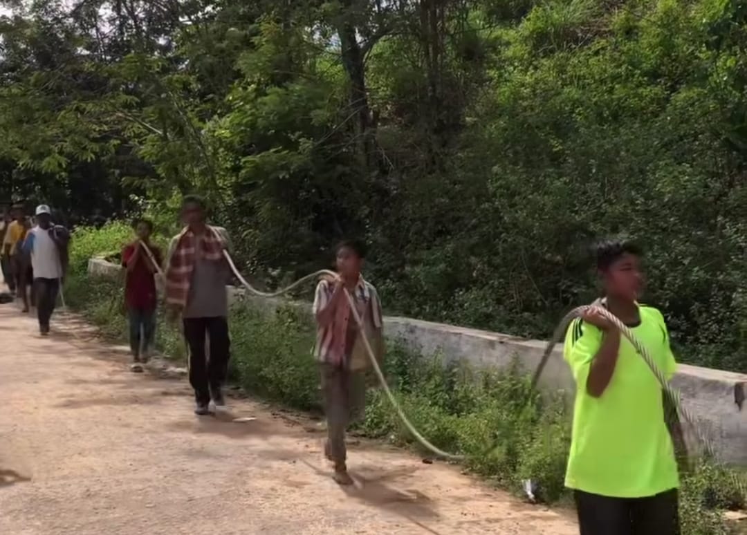 Gotong royong warga Desa Jamat di Aceh Tengah agar terhubung dengan Desa Reje Payung yang terisolir.
