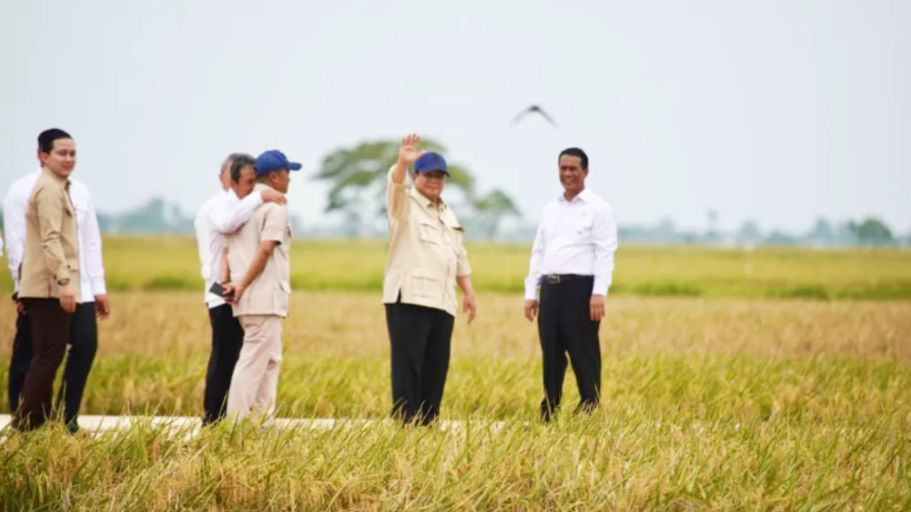 Presiden Prabowo saat Panen Raya dan Pengumuman Swasembada Pangan di Karawang, Rabu (7/1/2026).