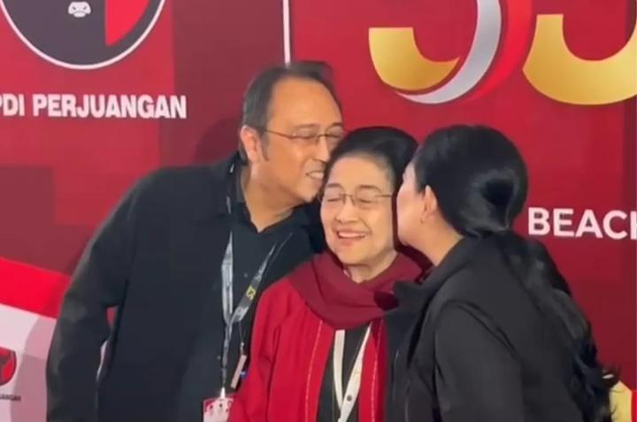 Momen Langka, Prananda Prabowo dan Puan Maharani Kecup Megawati saat HUT ke-53 PDIP. (Ridwan/JawaPos.com)
