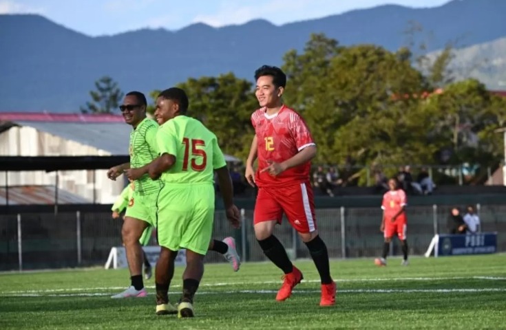 Wapres Gibran berhasil mencetak hat-trick saat bermain sepak bola di Wamena.