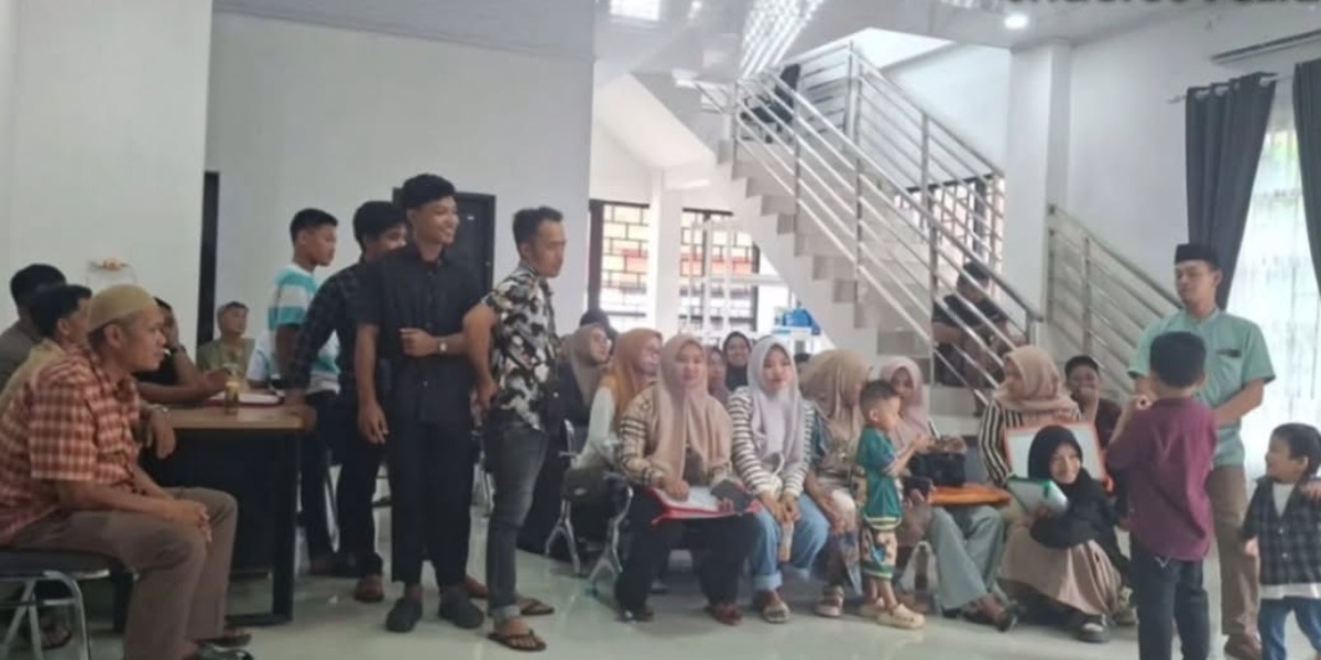 Menyoroti kisah viral pedagang es kelapa muda di Gowa, Sulawesi Selatan yang membawa rombongan kerabat untuk mendaftar haji. (Instagram.com/@undercover.id)
