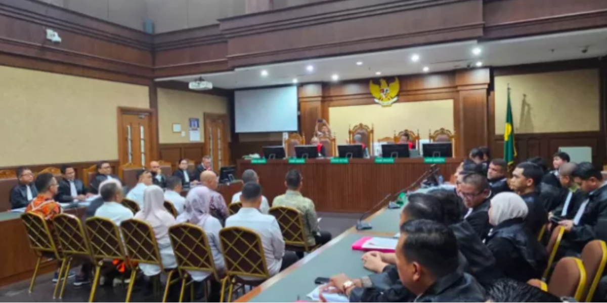 Eks Wamenaker Immanuel Ebenezer bersama 10 terdakwa lain saat menjalani sidang pembacaan dakwaan Jaksa KPK di Pengadilan Tipikor Jakarta, Senin (19/1) (Muhamad Ridwan/JawaPos.com)
