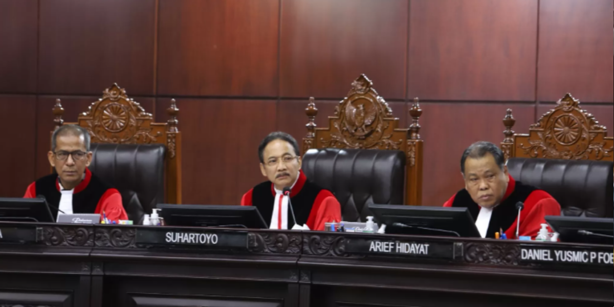 Ketua MK Suhartoyo (tengah) didampingi Hakim Konstitusi lainnya.