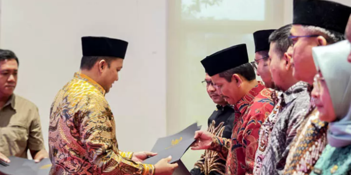 DIKUKUHKAN: Bupati Pasuruan M Rusdi Sutejo saat mengukuhkan Dewas BLUD RSUD Bangil dan RSUD Grati.