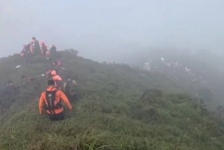Serpihan pesawat ATR 42-500 ditemukan Tim Basarnas Gabungan di lereng puncak Gunung Bulusaraung, Kabupaten Pangkep, Sulawesi Selatan.