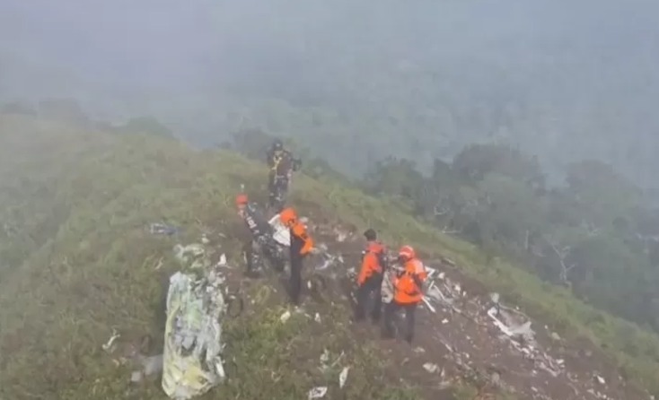 Serpihan pesawat ATR 42-500 ditemukan Tim Basarnas Gabungan di lereng puncak Gunung Bulusaraung, Kabupaten Pangkep, Sulawesi Selatan.