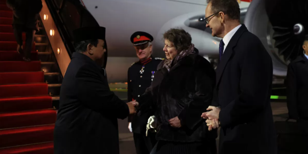 Presiden RI Prabowo Subianto tiba di Bandara London Stansted, Inggris, Minggu (18/1) malam waktu setempat