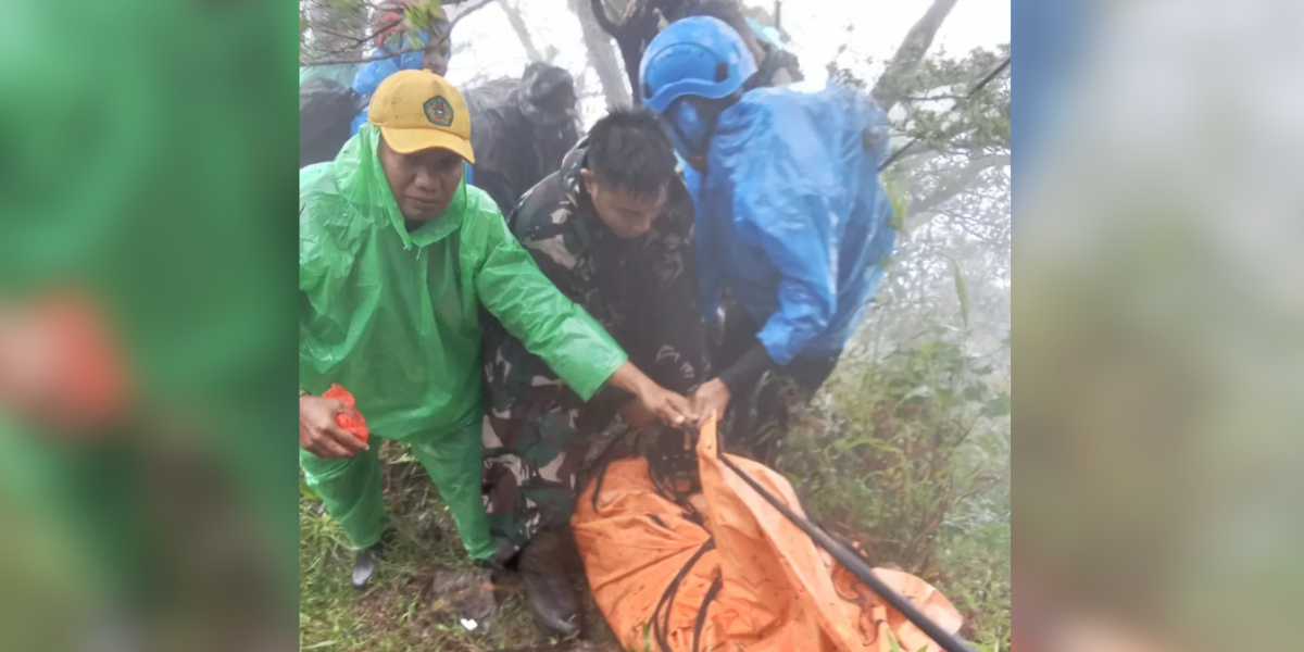 Proses evakuasi jenazah korban kecelakaan Pesawat ATR 42-500 di Pangkep, Sulsel, melalui jalur darat.