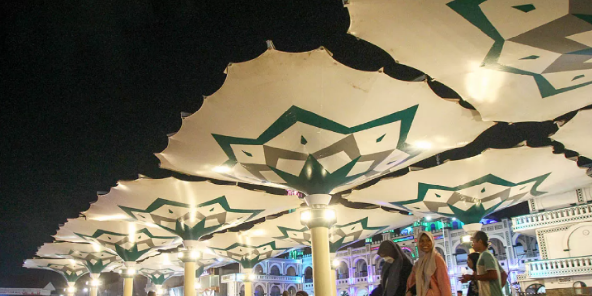 FAVORIT: Sejumlah pengunjung Payung Madinah di Kota Pasuruan. Payung Madinah memang menjadi tempat wisata favorit bagi wisatawan untuk dikunjungi.